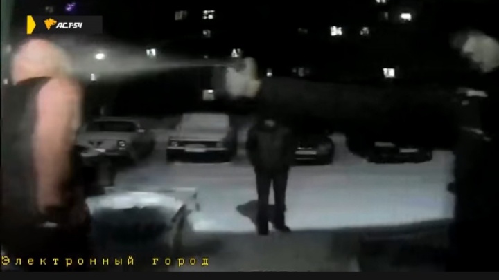 В Новосибирске незнакомцы напали на курьера службы доставки и брызнули ему в лицо из газового баллончика