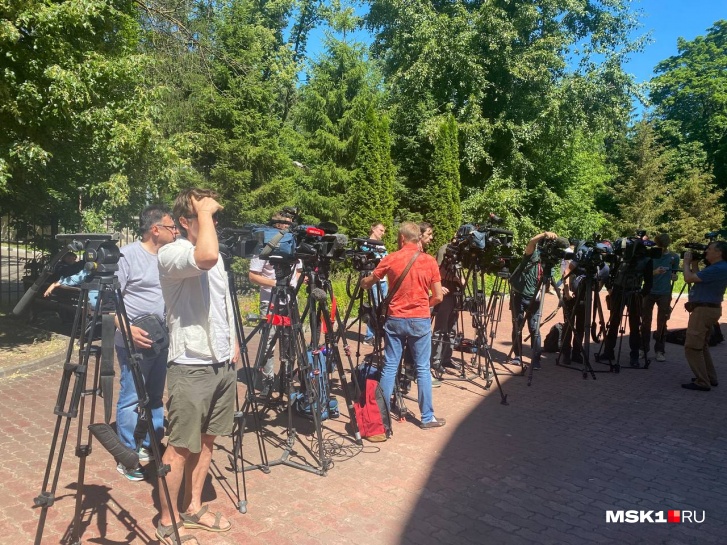 У здания Химкинского суда собрались десятки журналистов У здания Химкинского суда собрались десятки журналистов