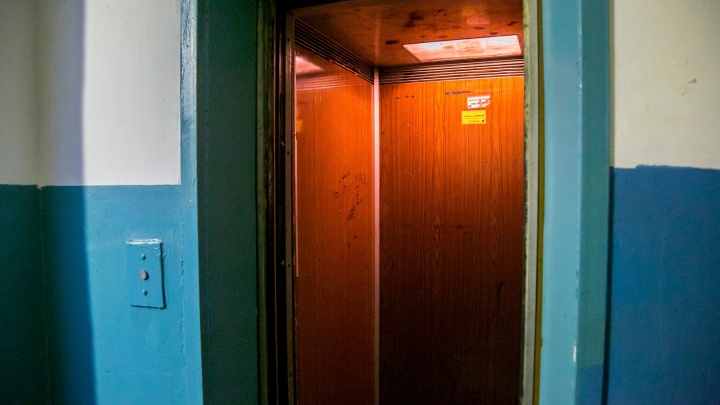 В Красноярске извращенец пытался раздеть 12-летнюю девочку в лифте