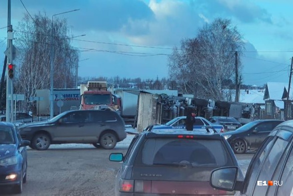Снег, лед и аварии. В Екатеринбурге резко ухудшились погодные условия на дорогах