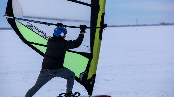 На лыжах — с парусом: показываем в прямом эфире, как на реке Кузнечихе учат зимнему виндсерфингу