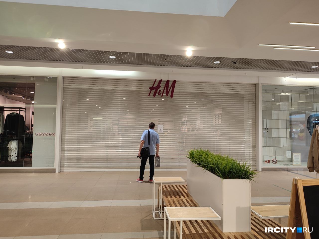 Магазин H&M в ТЦ «СильверМолл» остался закрытым 1 августа Магазин H&M в ТЦ «СильверМолл» остался закрытым 1 августа