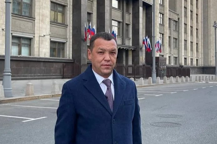 На фото — Гильмутдинов у здания Госдумы На фото — Гильмутдинов у здания Госдумы