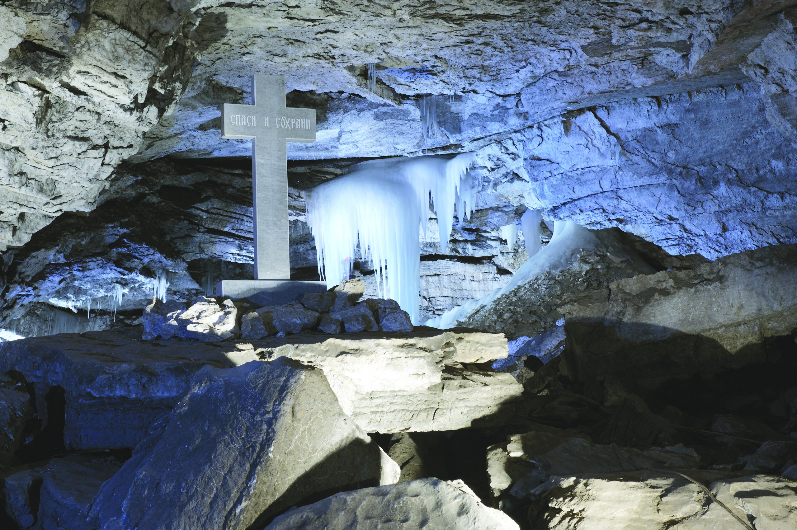 Ходят легенды, что в XVI веке в этой пещере проводил зиму Ермак, прежде чем отправиться в Сибирь. В местных гротах были найдены иконы, крест и даже каменный домик-склеп