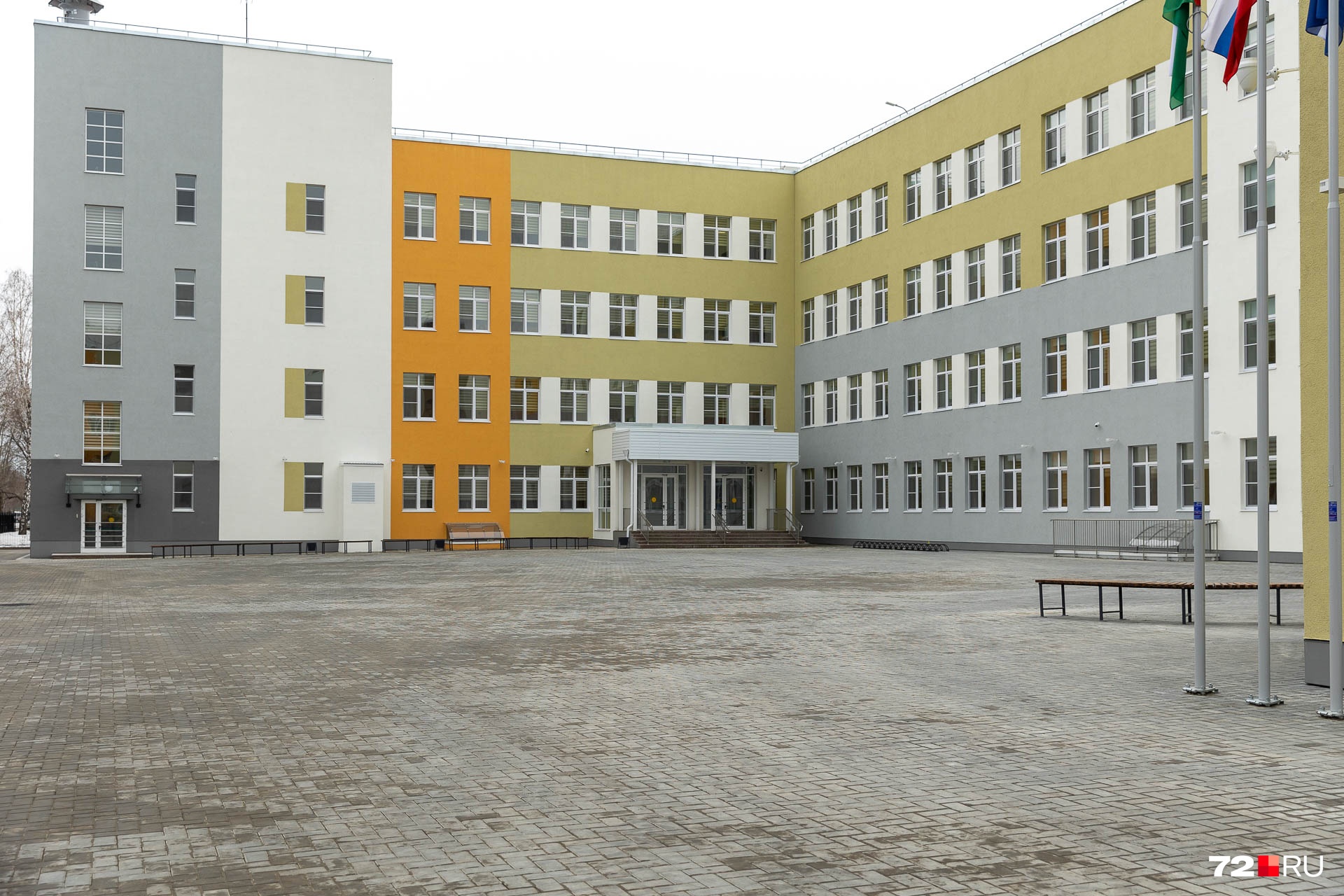 Издалека здание школы кажется очень компактным, но его общая площадь (представьте только!) — <nobr class="_">18,8 тысячи</nobr> квадратных метров
