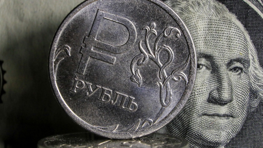 Рубль на пике. Стоит ли запасаться иностранной валютой, пока российская снова не начала падать?