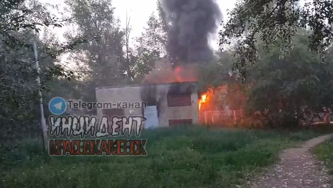 Дома в Краснокаменске сидят без света после пожара на трансформаторе