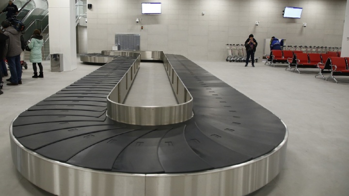 В челябинском аэропорту пассажирам пришлось ждать свой багаж полтора часа