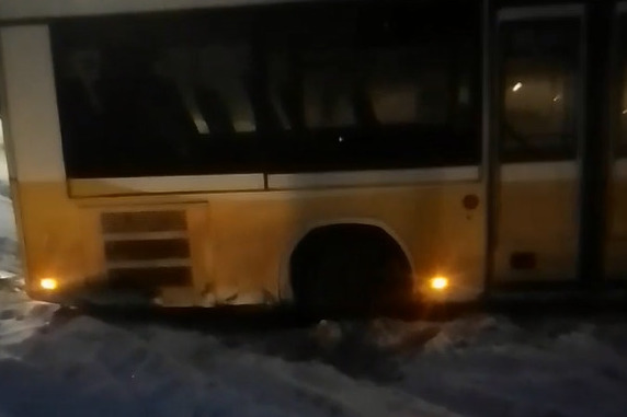 Автобус застрял в снегу Автобус застрял в снегу