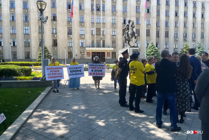 Обманутые дольщики на площади перед краевой администрацией Обманутые дольщики на площади перед краевой администрацией