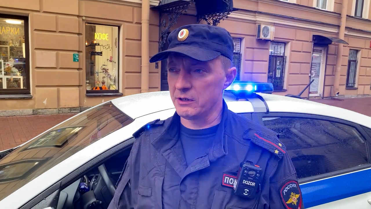 Лейтенант полиции лез в окно четвёртого этажа, чтобы спасти женщину в центре Петербурга