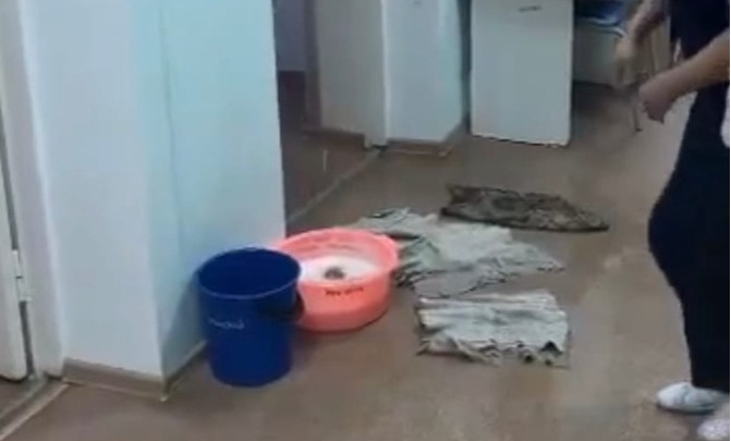 Из-за прорыва трубы в магнитогорской больнице произошел потоп