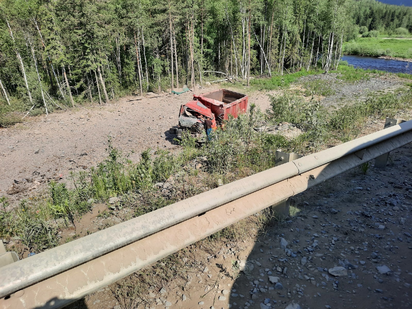 Грузовик со щебнем под Северо-Енисейским слетел с моста и опрокинулся — водитель погиб