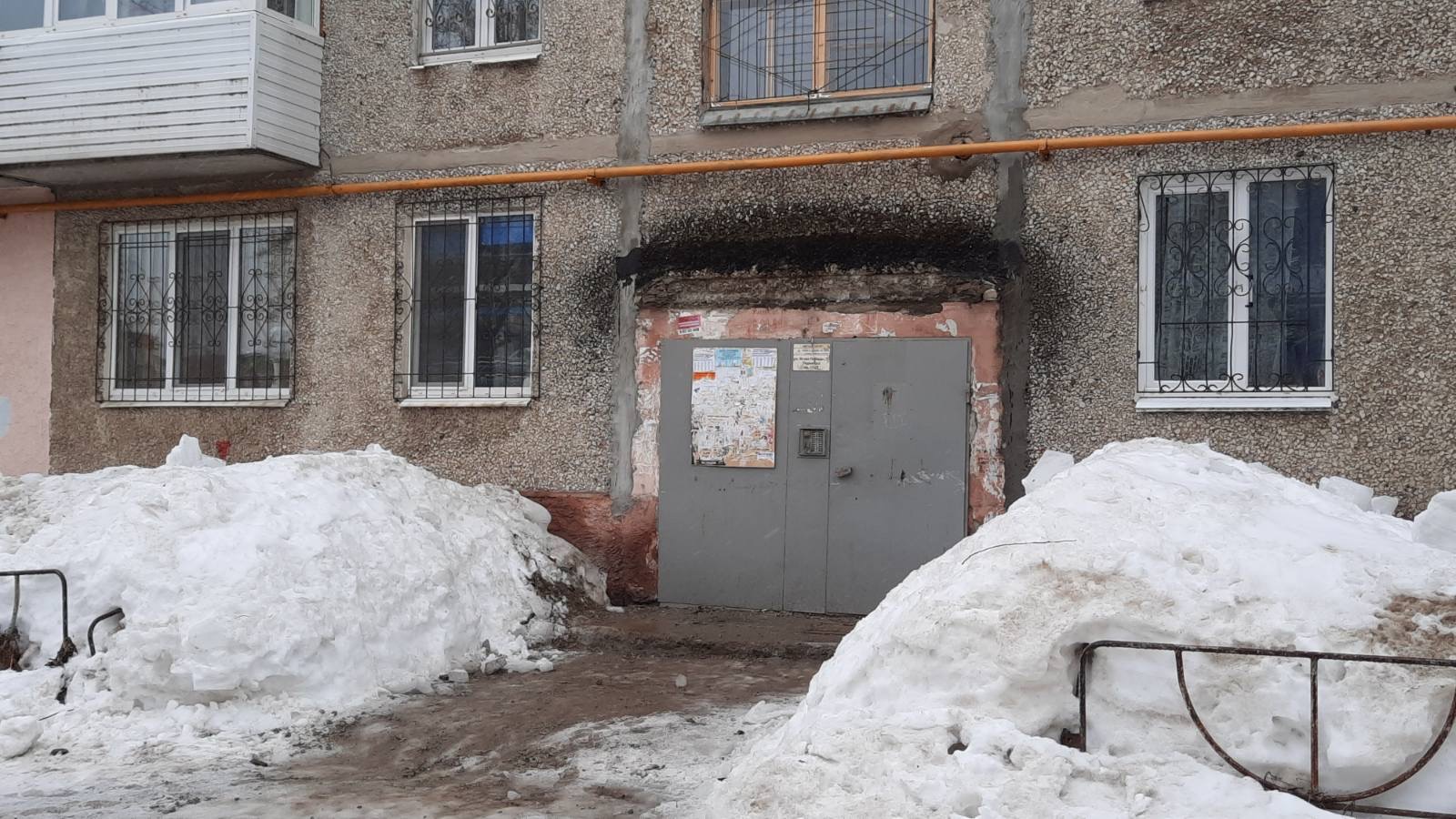 В администрации в ответ на запрос также прислали фото подъезда, сделанное после того, как проход к подъезду очистили В администрации в ответ на запрос также прислали фото подъезда, сделанное после того, как проход к подъезду очистили