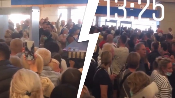 «Люди теряли сознание»: россиянка показала гигантскую толпу в аэропорту в Египте. Видео