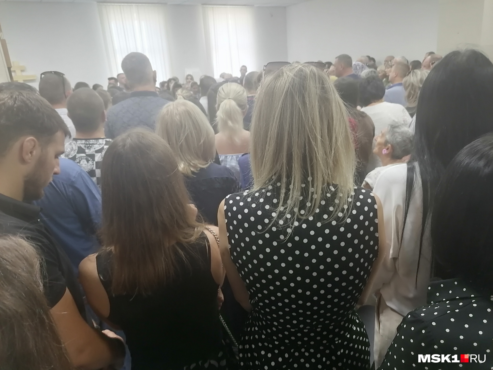 В прощальном зале — десятки людей В прощальном зале — десятки людей