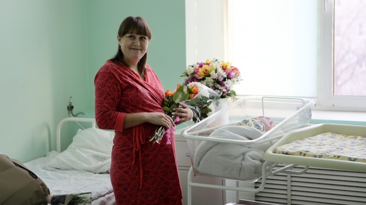 В роддом, где родился первый ребенок 2022 года, пришли коллеги с подстанции (фоторепортаж)