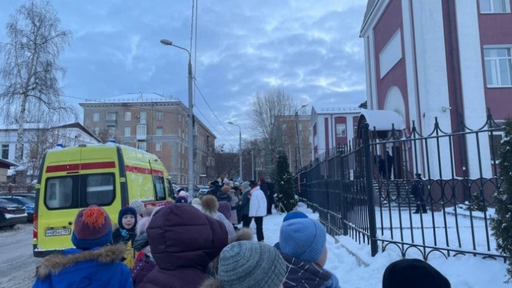 Телефонные террористы сообщили о минировании трех школ и краевой больницы в Перми