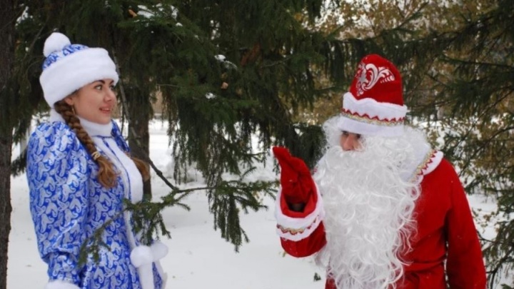 В Омске появились объявления от Снегурочек и Дедов Морозов с QR-кодами