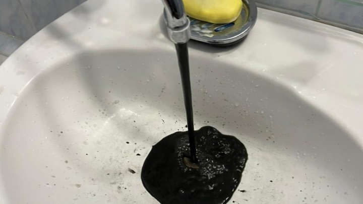 «Думал, что из крана нефть пошла». Жителя Новосибирска в Екатеринбурге напугала черная вода в водопроводе