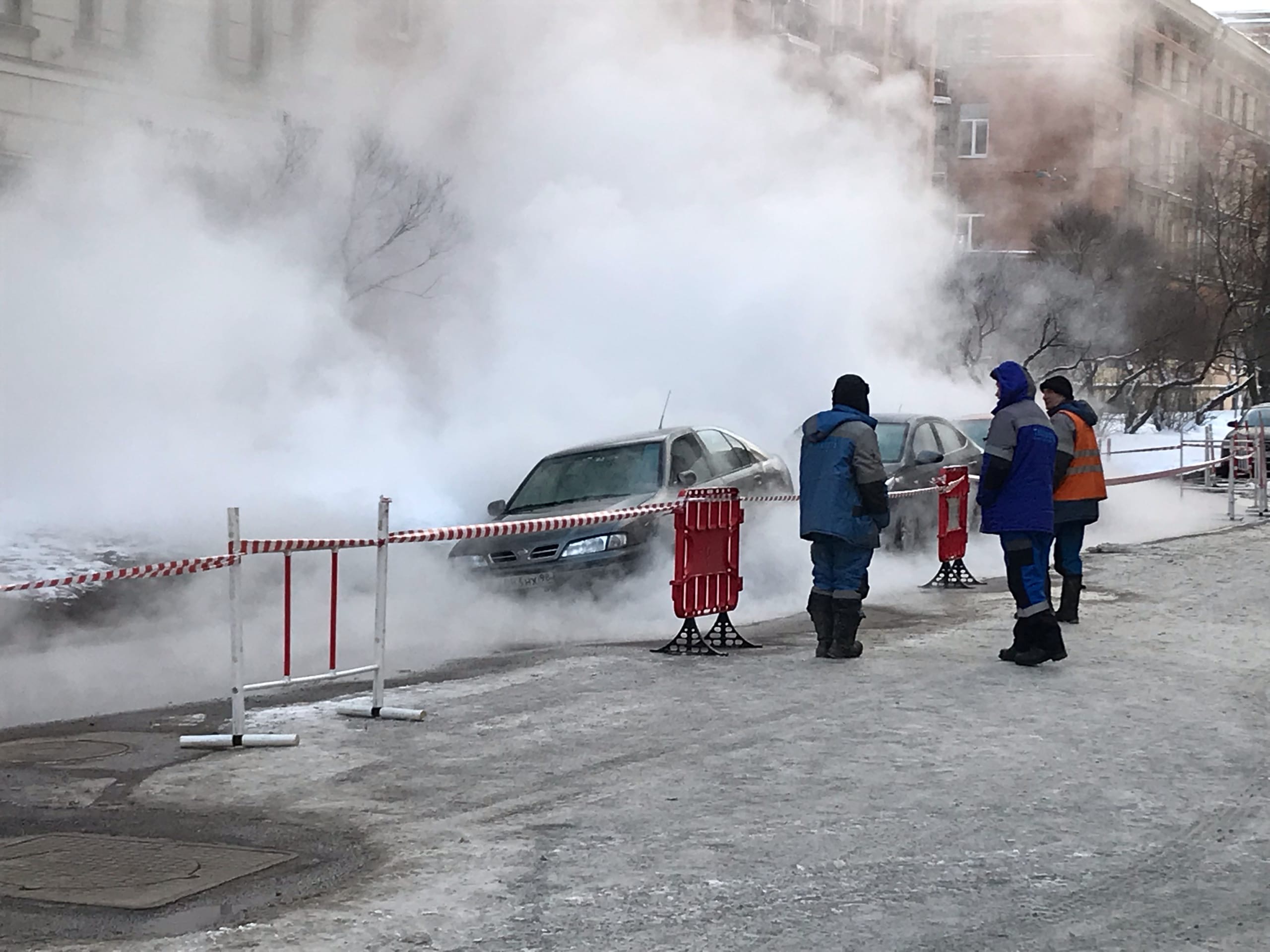 Прорыв трубы на Дровяной пощекотал нервы автомобилистам. На очереди жильцы  137 домов | 10.01.2022 | Санкт-Петербург - БезФормата