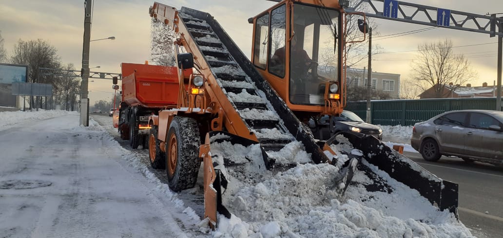 Снег в Петербурге сгребли в кучи, осталось вывезти. За сутки увезли 44 тысячи кубометров