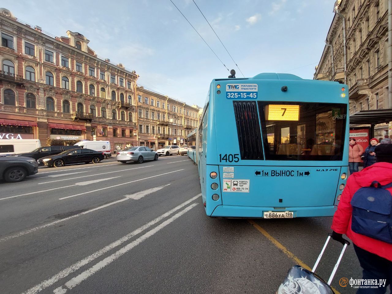 Автобус зацепил велосипедиста и перегородил Невский | 12.04.2022 | Санкт- Петербург - БезФормата