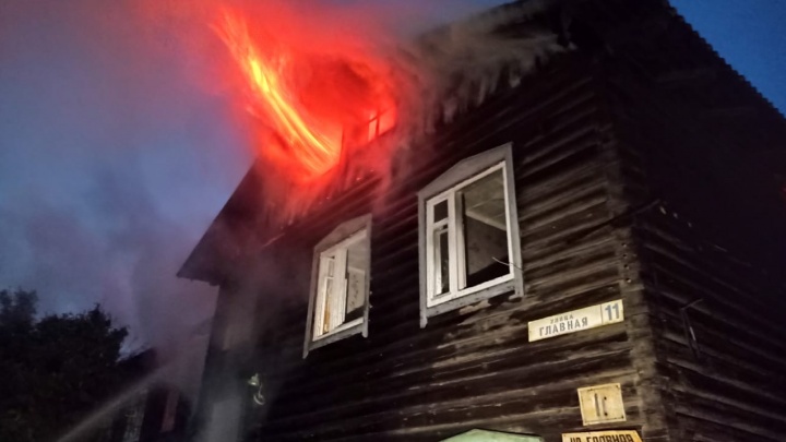 Огонь вырывается из окон. На окраине Екатеринбурга полыхает двухэтажный барак