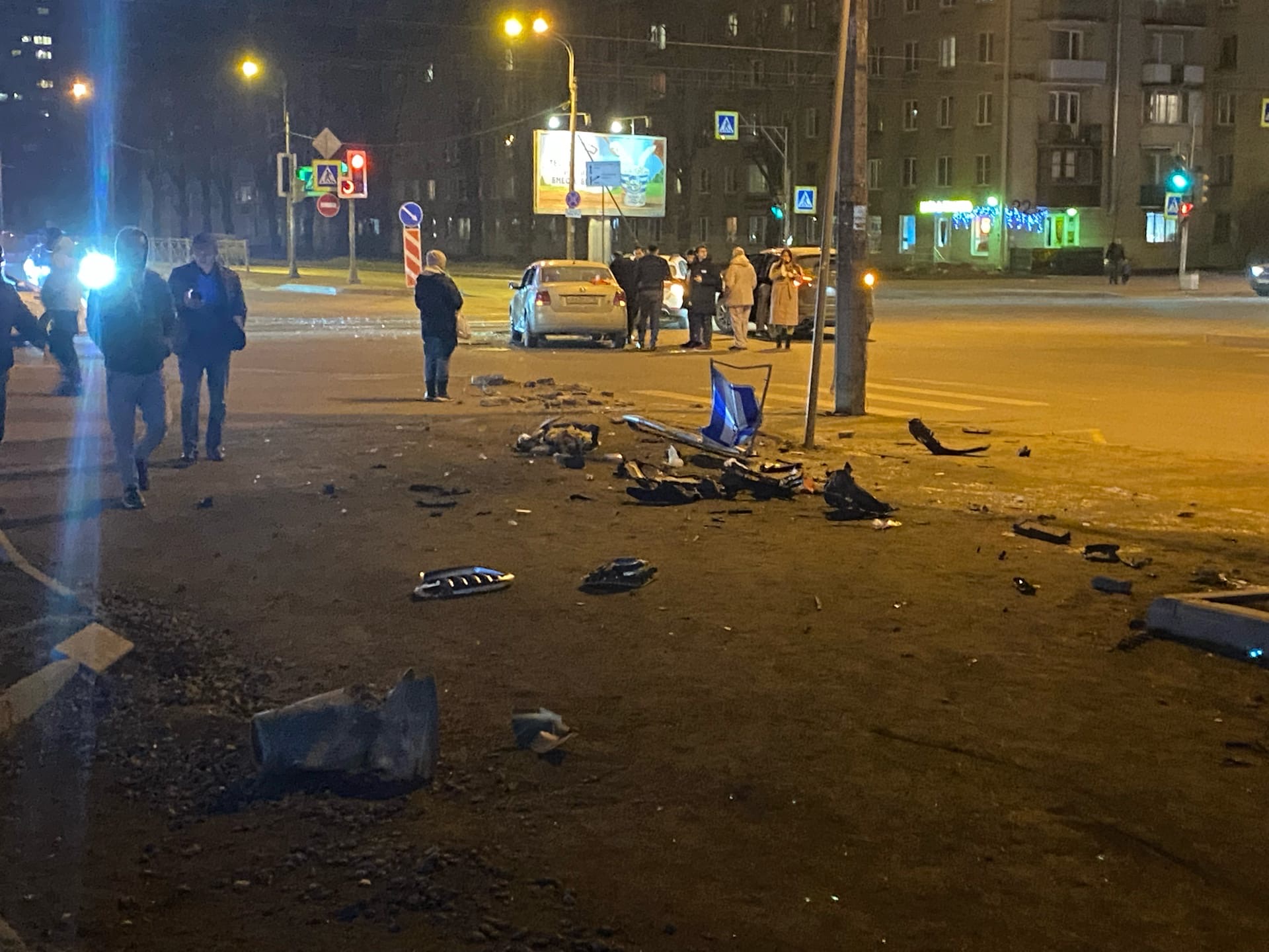 Машина вылетела на тротуар в Московском районе, сбила светофор и зацепила автомобили