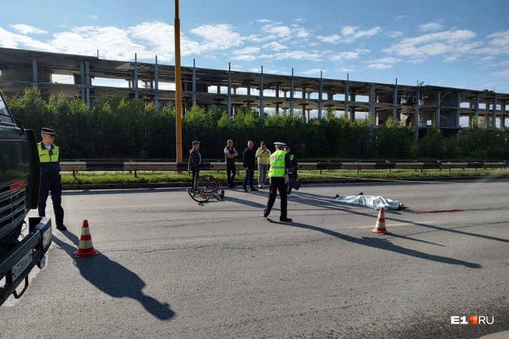 В Екатеринбурге насмерть сбили велосипедиста