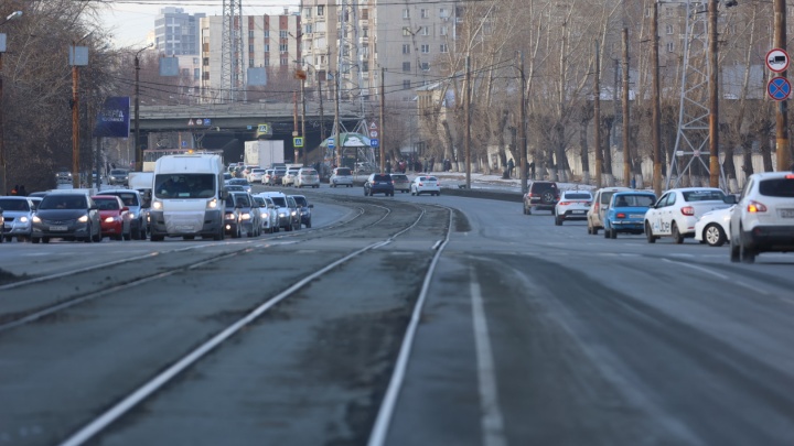 В Челябинске из-за ремонта трамвайных путей на месяц ограничат движение по оживленной дороге