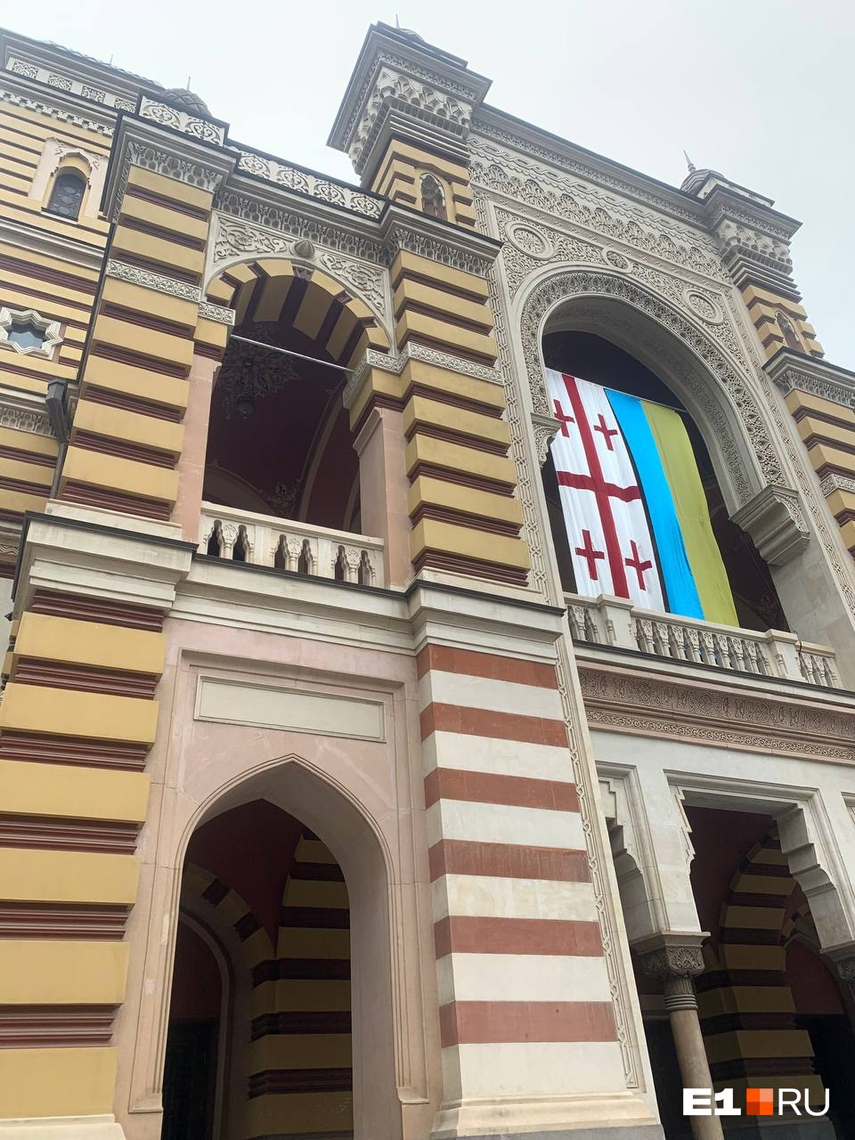 Такие флаги в наши дни часто встречаются на фасадах зданий в грузинской столице