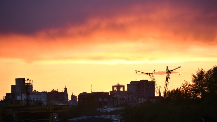 «Красное солнце сгорает дотла...» 20 фото огненного заката над Екатеринбургом