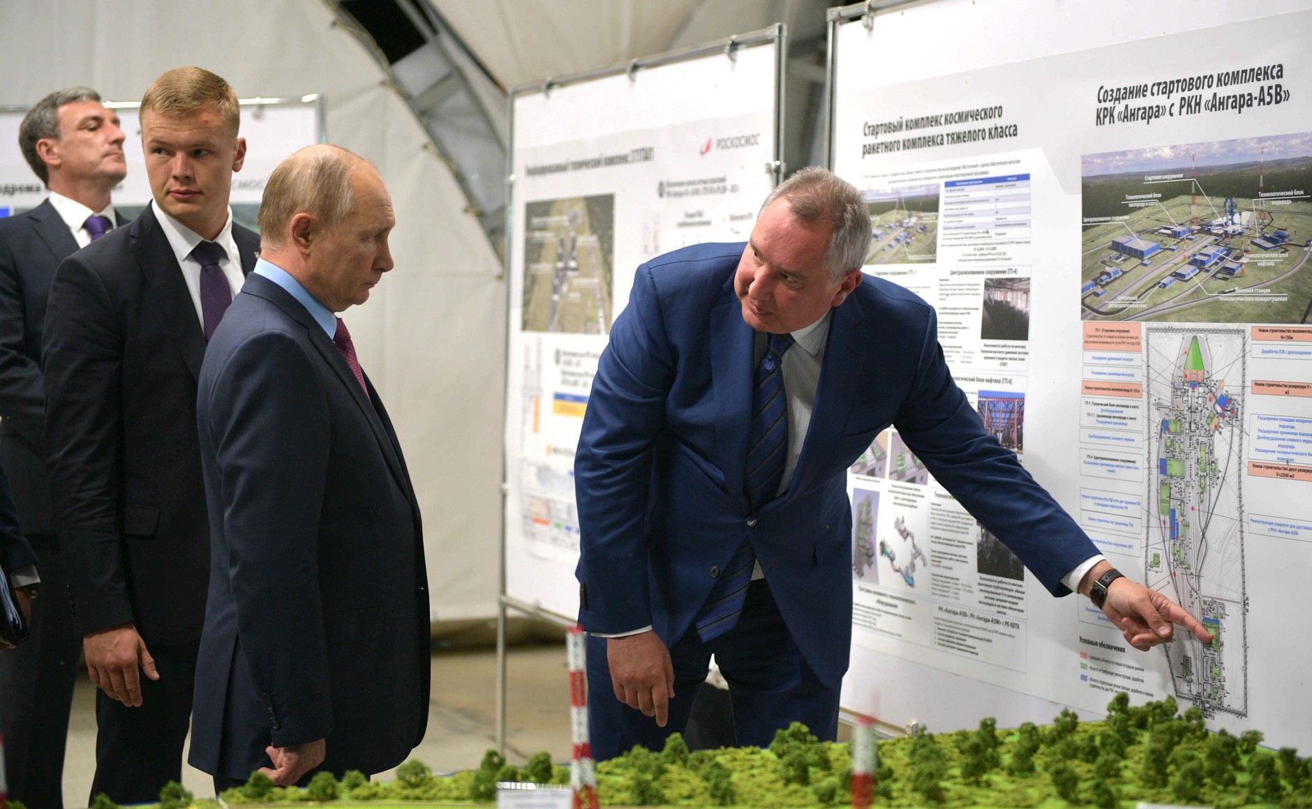 Владимир Путин слушает пояснения Дмитрия Рогозина в ходе посещения космодрома Восточный, 4 сентября 2021 года. Амурская область, космодром Восточный