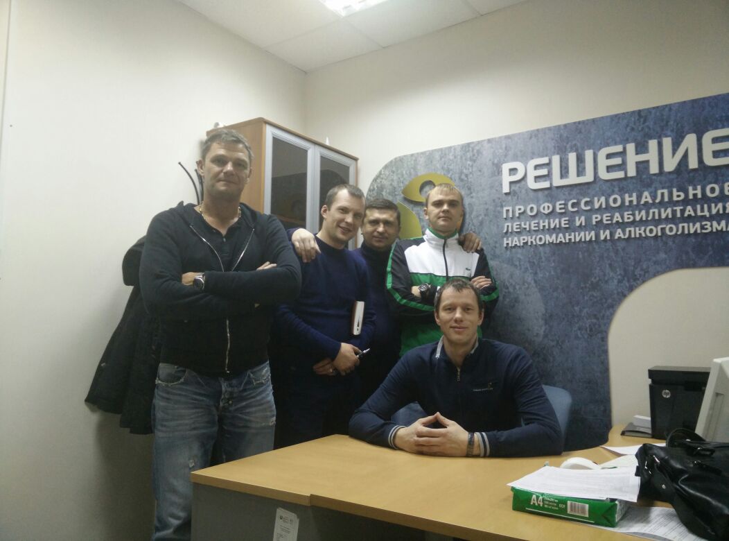 Директор центра Павел Козлов (на заднем плане) с коллегами