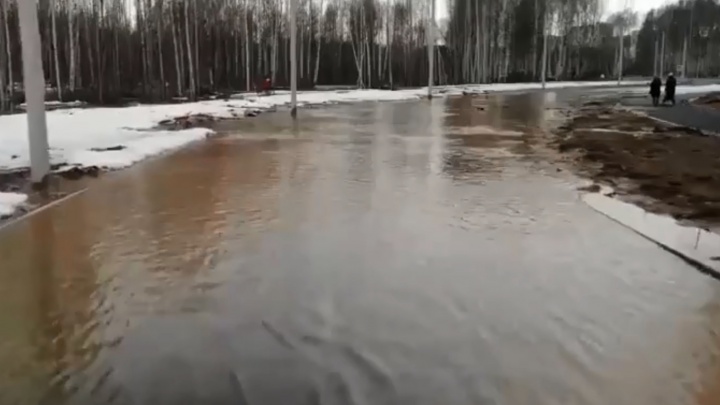 220 млн под водой: дорожники объяснили, почему в Ярославле затопило недавно построенную улицу