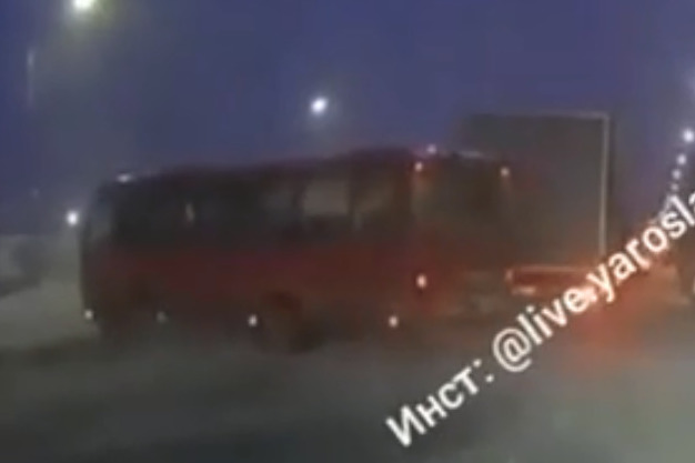 Автобус занесло и выкинуло на ограждение Автобус занесло и выкинуло на ограждение