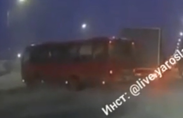 «Решил в «Формулу-1» поиграть»: в сети появилось видео момента ДТП с автобусом в Ярославле