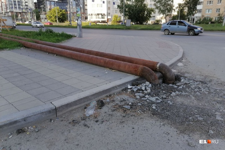 Трубы проложили поверх тротуара. Мамам с колясками и пожилым людям пришлось выходить на дорогу Трубы проложили поверх тротуара. Мамам с колясками и пожилым людям пришлось выходить на дорогу