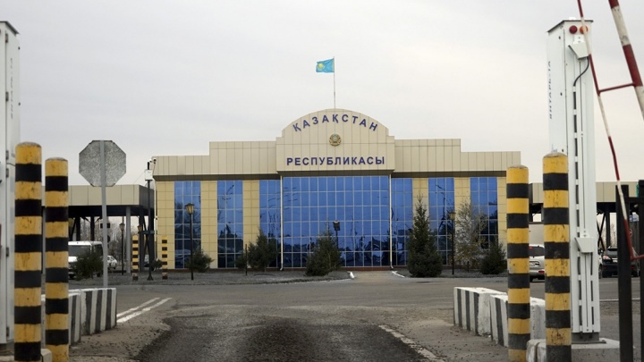 Омские автоперевозчики заявили, что продолжают выполнять рейсы в Казахстан