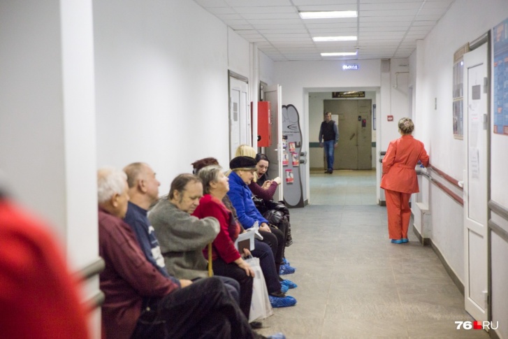 Люди проводят по несколько часов в ожидании врача Люди проводят по несколько часов в ожидании врача