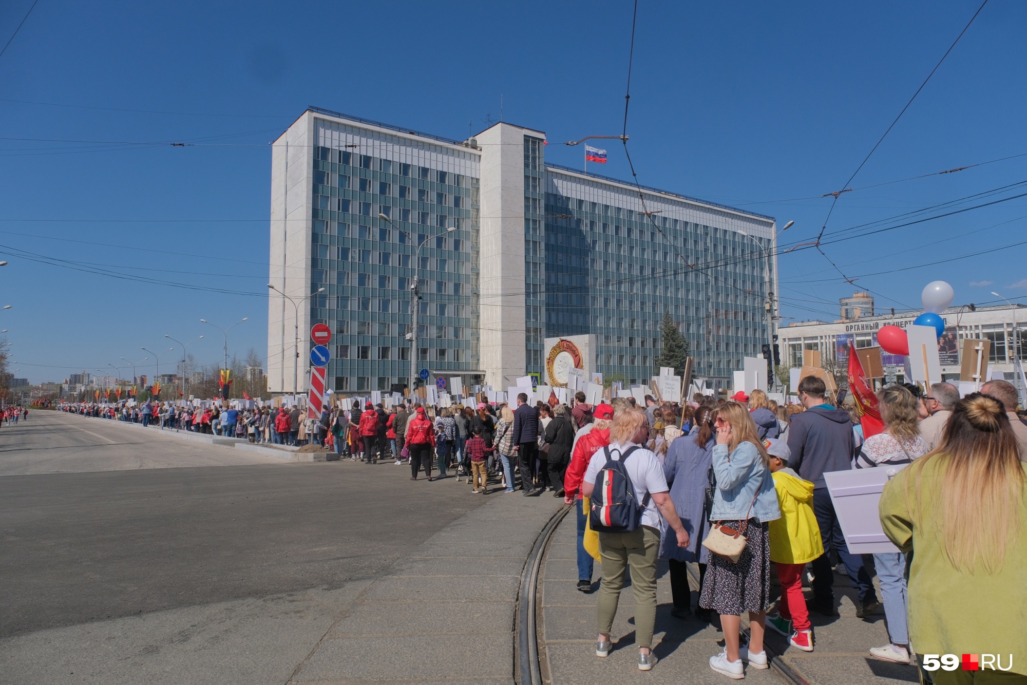 Так выглядит колонна сзади Так выглядит колонна сзади