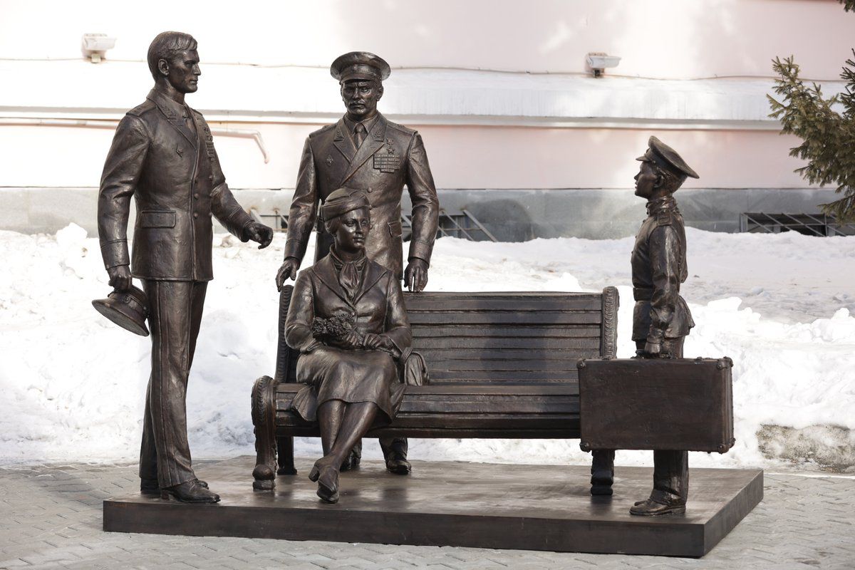 В Екатеринбурге у входа в Суворовское училище открыли памятник героям фильма «Офицеры»