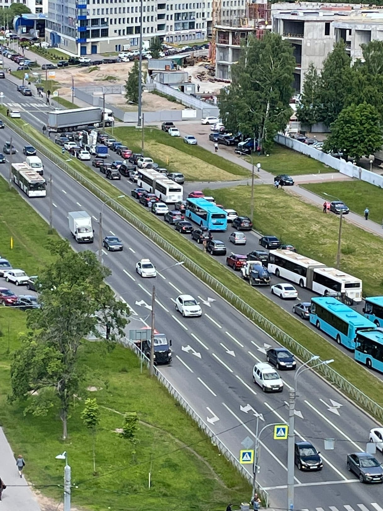 Фура полностью перегородила Коломяжский проспект в одну сторону |  22.06.2022 | Санкт-Петербург - БезФормата