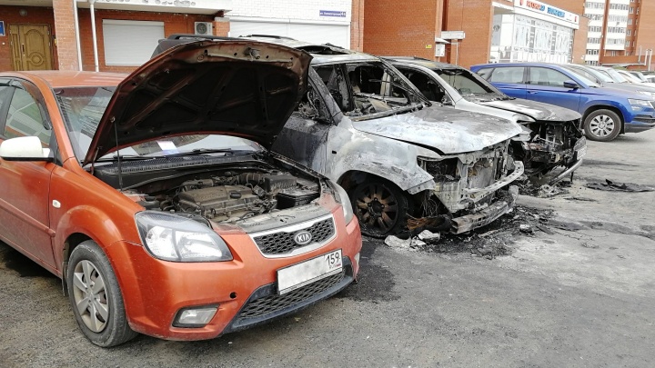 В Перми у ЖК «Авиатор» сгорели три автомобиля — в соцсетях пишут, что это поджог