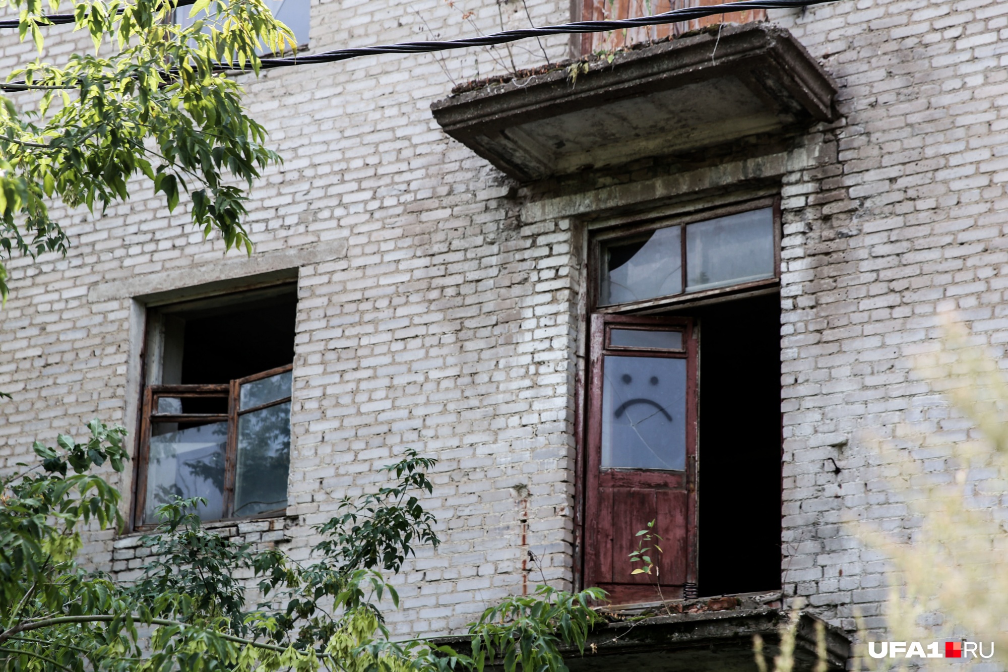 Дверь печалится, хотя с чего бы — она хотя бы целая