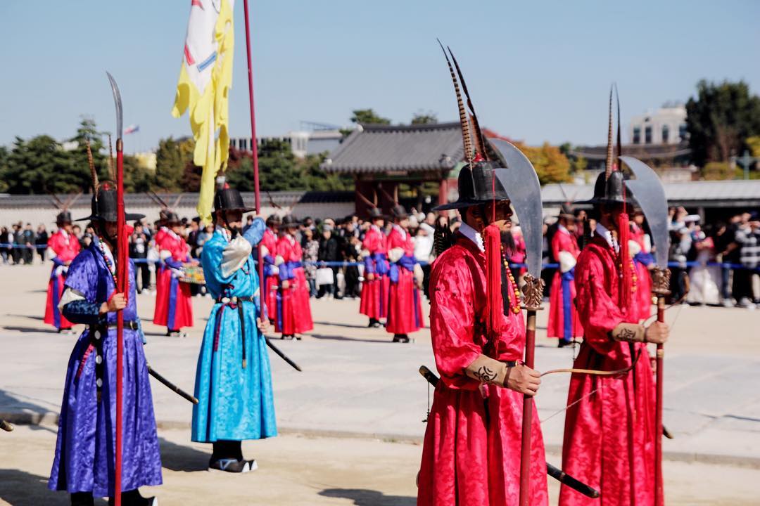 Дворец Кёнбоккун (что переводится с корейского как «дворец лучезарного счастья») считается крупнейшим из «Пяти больших дворцов». В эту группу входят пять дворцовых комплексов Сеула, возведенные более 500 лет назад