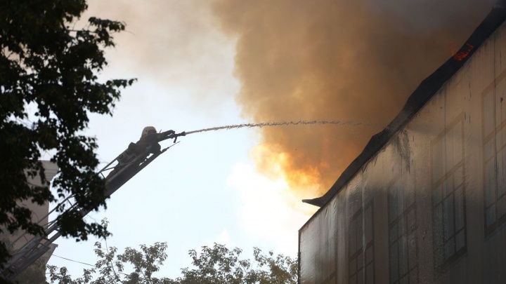 Здание в центре Екатеринбурга охватило огнем: 10 жутких фото пожара