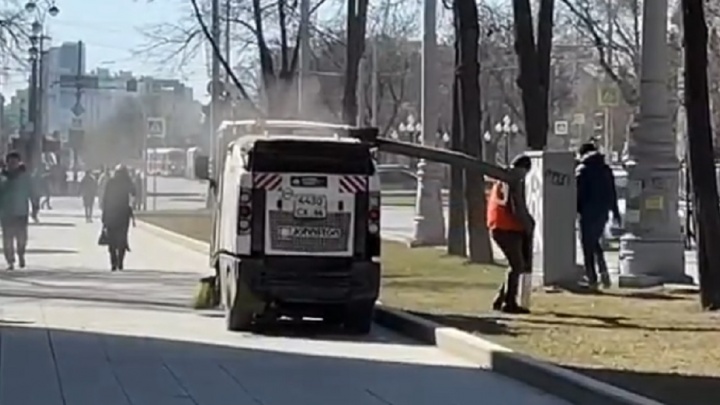 «Эффективная уборка»: в Екатеринбурге сняли забавное видео, как пылесосят газон на проспекте Ленина