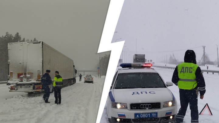 «Не заметил фуру». На подъезде к Екатеринбургу кроссовер врезался в грузовик из-за снегопада